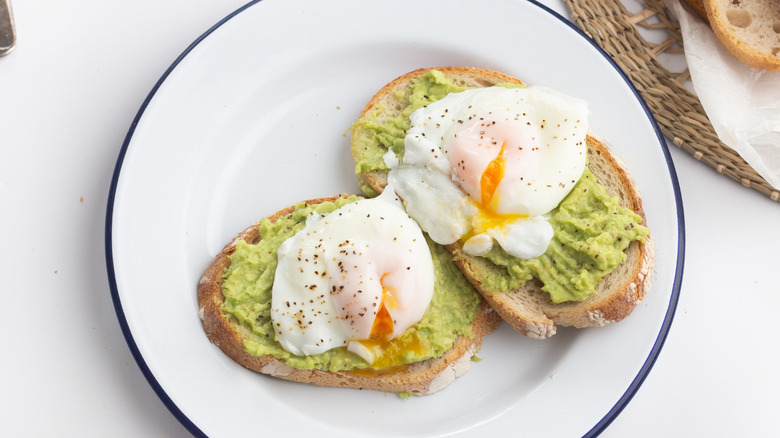 Cheap breakfast ideas styled beautifully – avocado toast, smoothie bowl, and eggs on toast plated like a café meal.