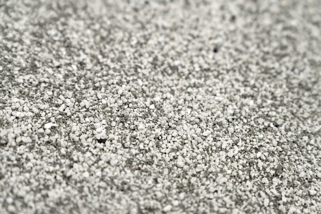 Bentonite clay cat litter granules