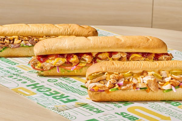 Subway can be a cheap restaurant option when ordered strategically. While some premium subs are expensive, basic sandwiches remain affordable and customizable. By choosing simple bread, standard protein, and basic toppings, customers can create filling meals at a reasonable price. Subway locations are widespread, making them a convenient choice for budget-conscious diners on the go. Subway also appeals to people looking for cheaper meals with lighter ingredients compared to fried fast food.