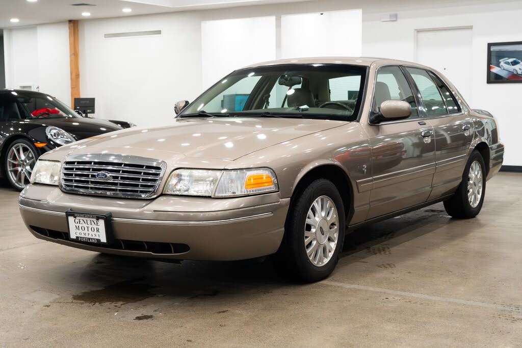 Ford Crown Victoria cheap V8 sedan used in police fleets