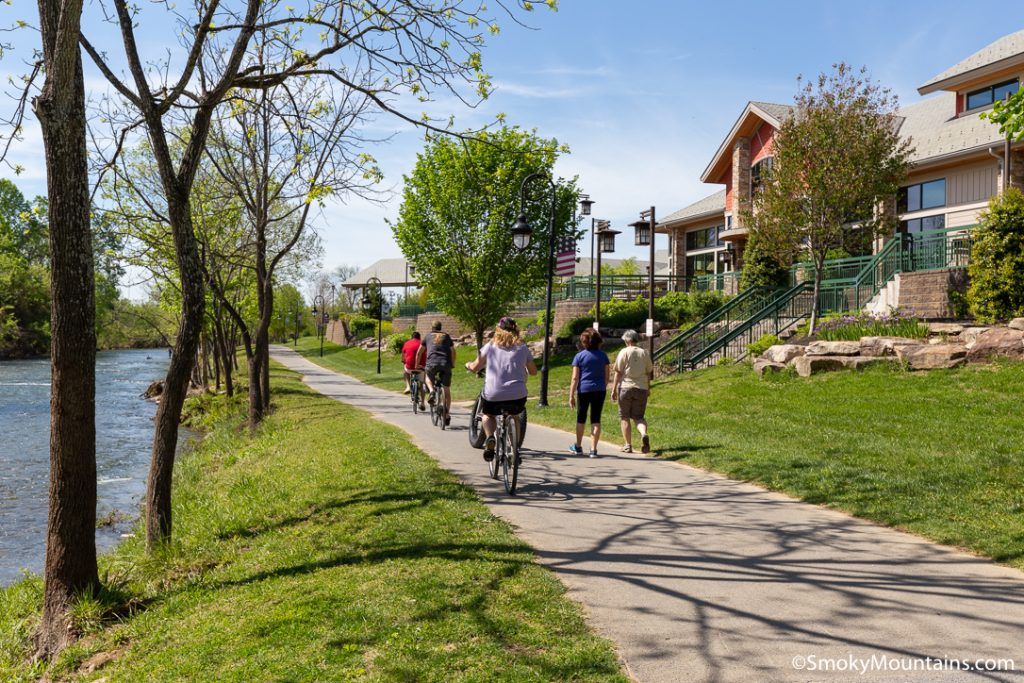 Budget friendly Pigeon Forge itinerary including park visit mini golf and evening fountain show