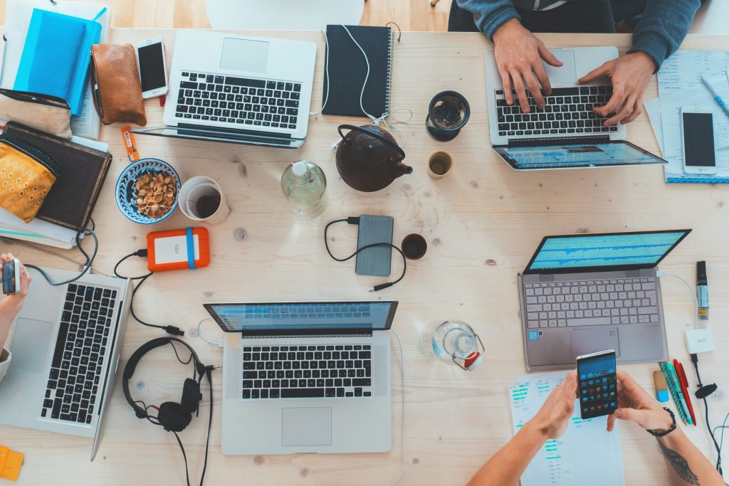 Reading online reviews before hiring mechanic