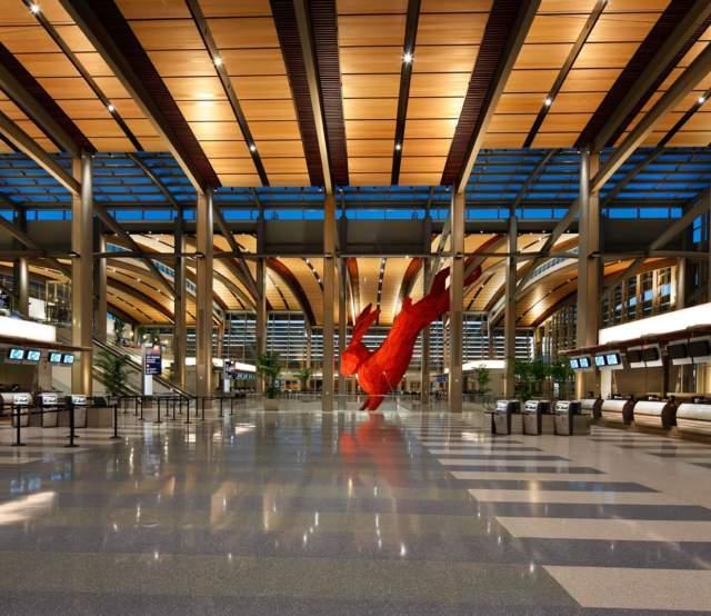 Sacramento International Airport terminal and budget travel tips