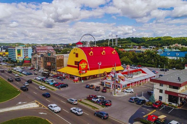 Visitors parking their car near attractions in Pigeon Forge